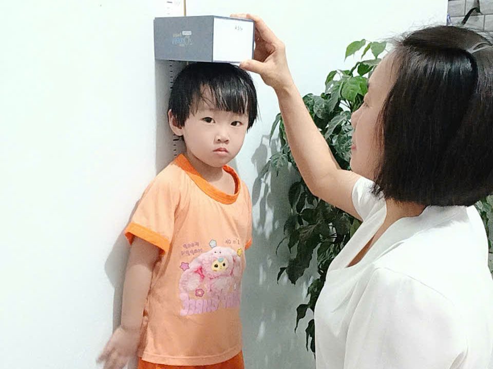 Dược sĩ Vũ Thị Tuyến đo chiều cao cho con gái